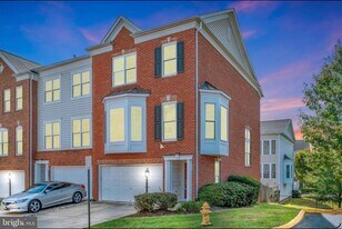 2433 Brookmoor Ln in Woodbridge, VA - Building Photo