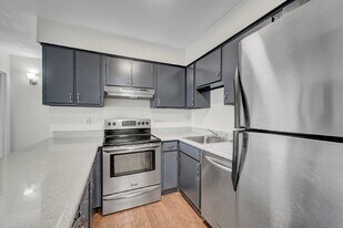 5995 W Hampden Ave in Denver, CO - Building Photo