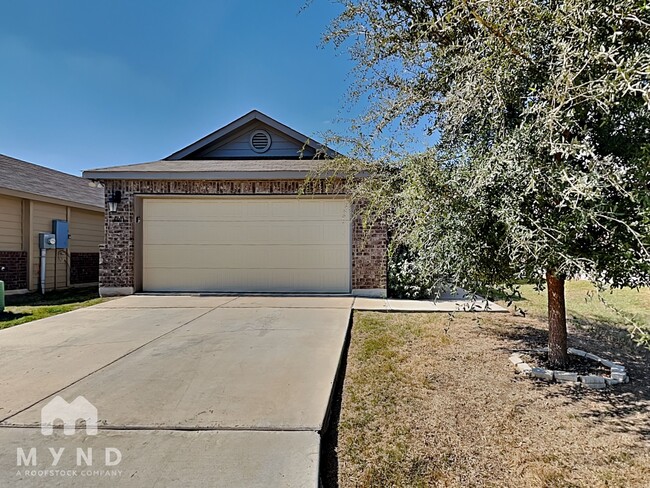 4011 Asher Alley in Saint Hedwig, TX - Foto de edificio - Building Photo