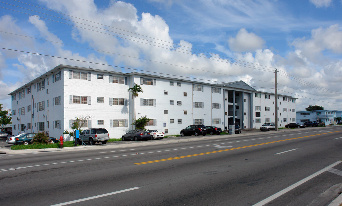 White House Apartments in North Miami, FL - Building Photo