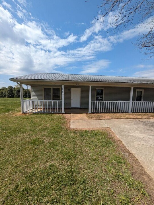 5121 Ponderosa Dr in Conover, NC - Building Photo