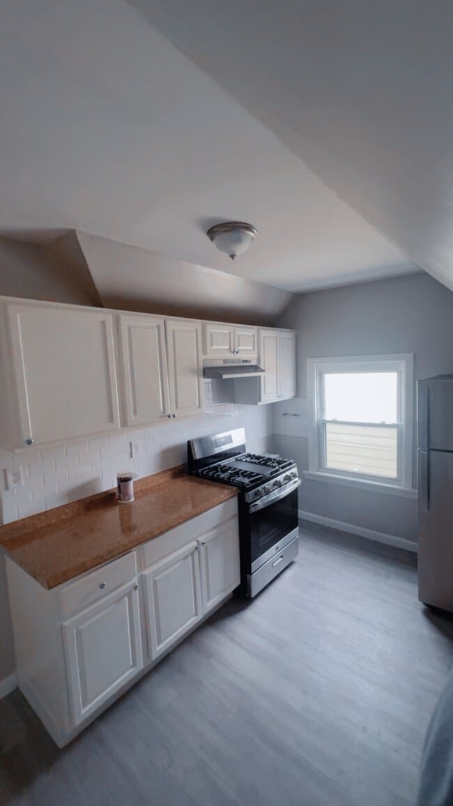 93 Carnegie Ave, Unit 3rd Floor