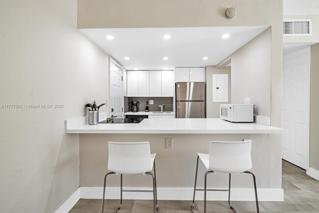 290 Sunrise Dr, Unit 312 in Key Biscayne, FL - Building Photo - Building Photo