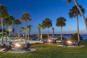 View Carlton Arms in Bradenton, FL - Foto de edificio - Building Photo