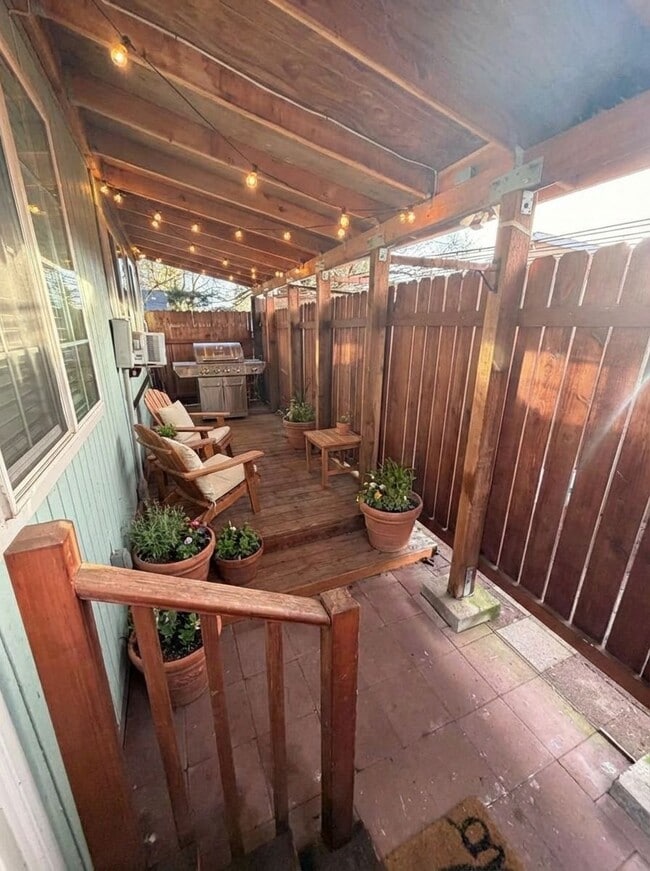 13330 Clairmont Way, Unit 2 in Oregon City, OR - Foto de edificio - Building Photo