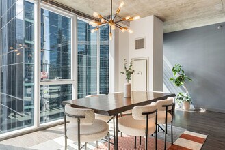 215 W Lake St in Chicago, IL - Building Photo - Building Photo