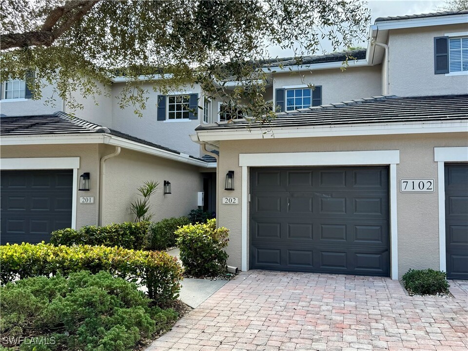 7102 Pond Cypress Ct in Naples, FL - Building Photo