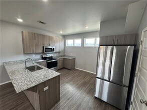 1666 S Razorback Rd in Fayetteville, AR - Building Photo - Building Photo