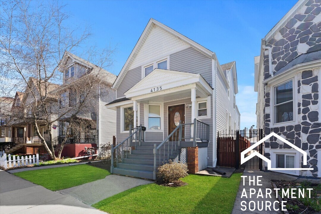 4135 W Henderson St in Chicago, IL - Building Photo