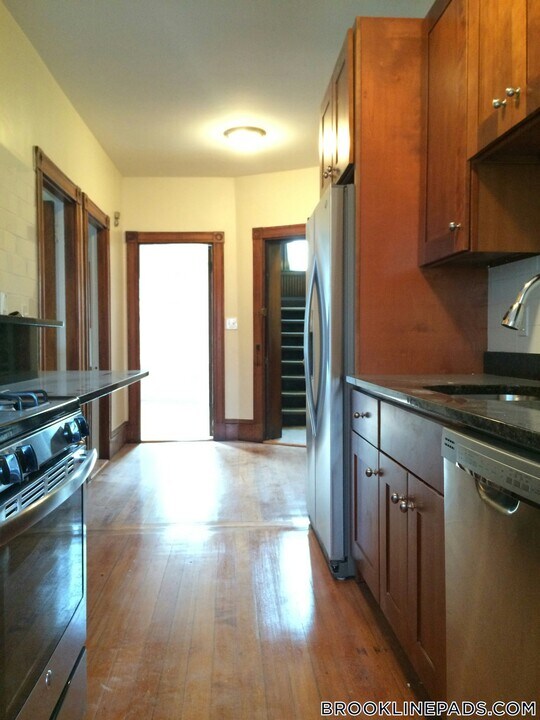 36 High St in Brookline, MA - Building Photo
