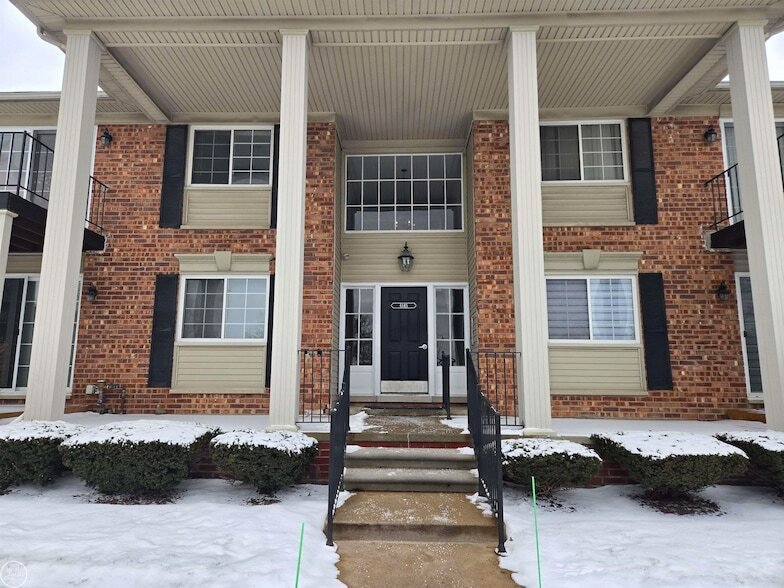 6145 Orchard Lake Rd, Unit 101 in West Bloomfield, MI - Building Photo