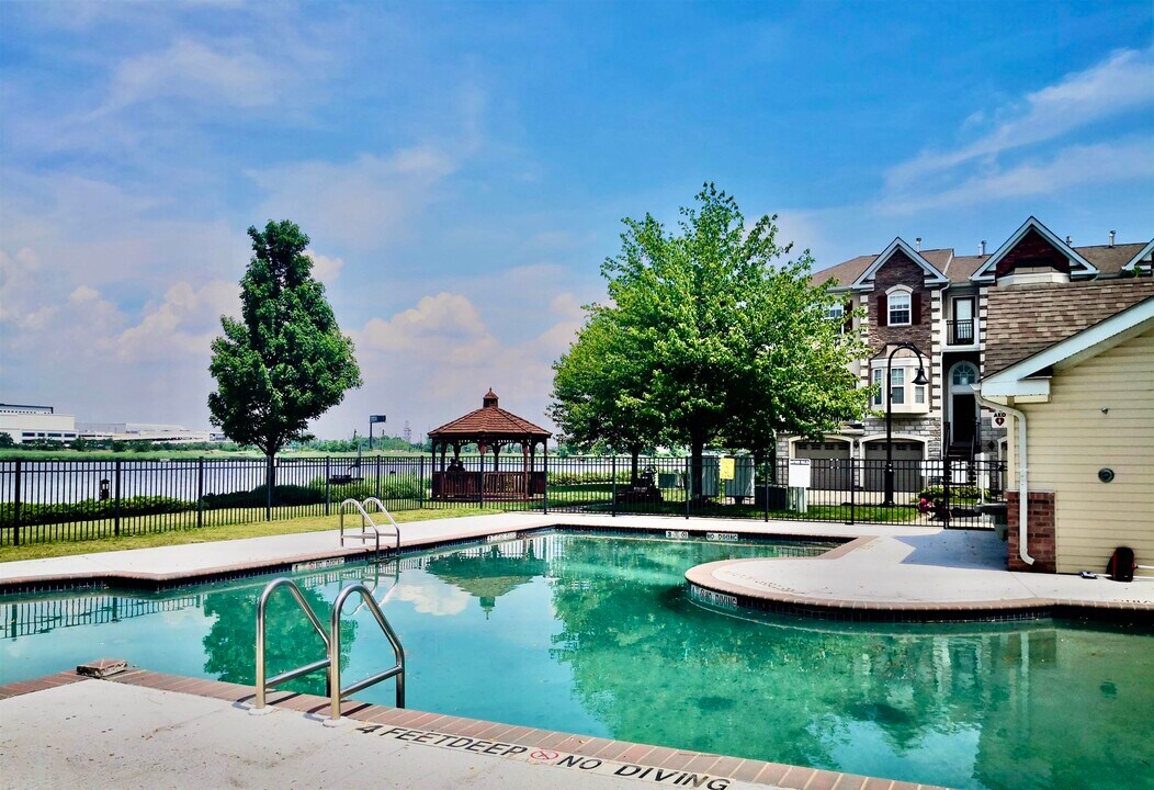 25 MALLARD Pl in Secaucus, NJ - Building Photo