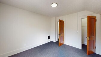 109 W Ely St in Alliance, OH - Building Photo