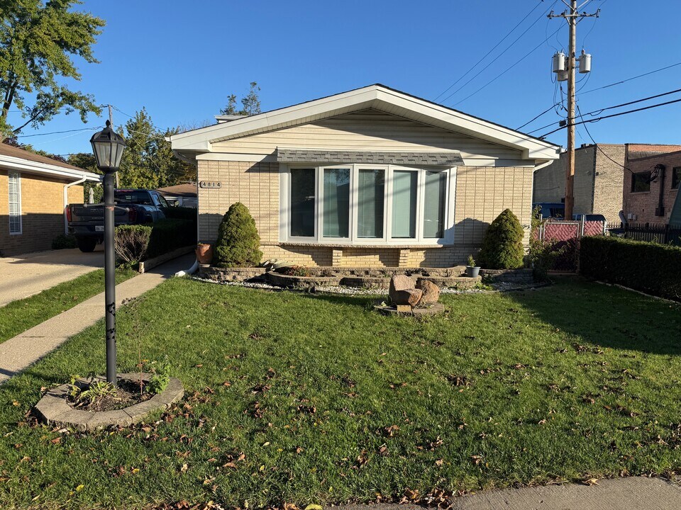4814 Birchwood Ave in Skokie, IL - Building Photo