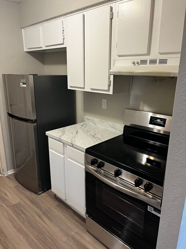 9800 Eastwend Dr in Austin, TX - Building Photo - Building Photo