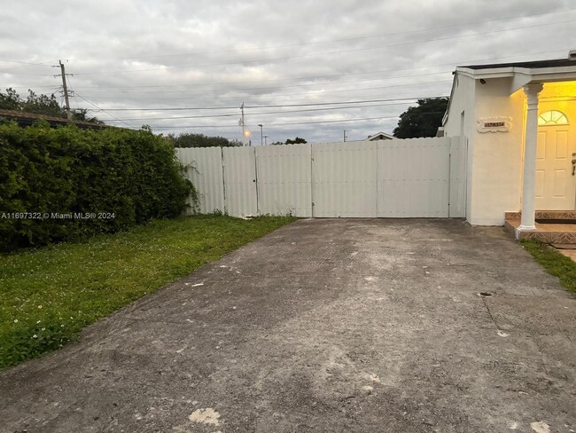 17631 NW 32 Ct in Miami Gardens, FL - Building Photo - Building Photo