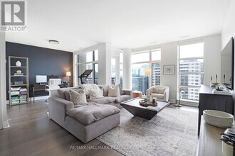 235 Kent St in Ottawa, ON - Building Photo - Building Photo