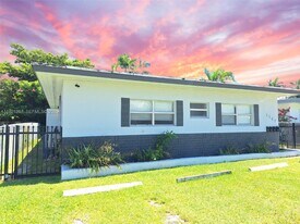1542 NE 109th St in Miami, FL - Building Photo