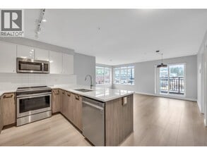 2525 Clarke St in Port Moody, BC - Building Photo - Building Photo