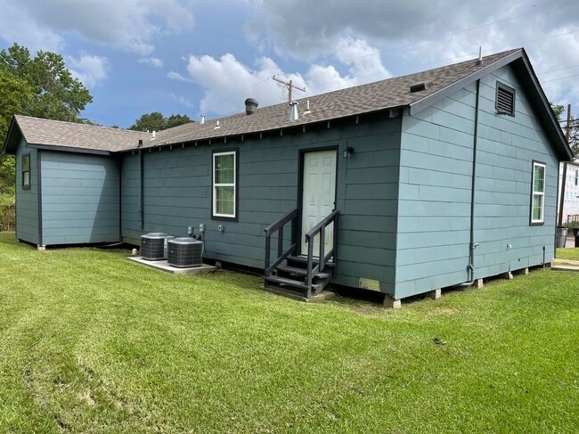 1555 Swan Ave in Baton Rouge, LA - Building Photo - Building Photo