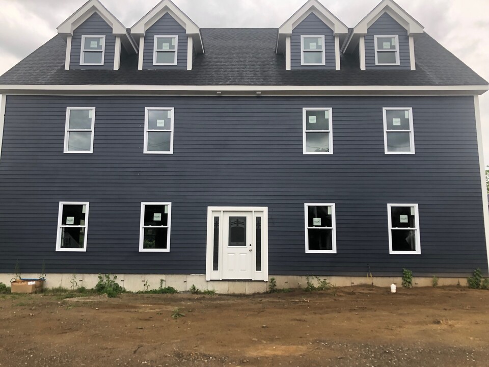 135 Spring St in Bridgewater, MA - Building Photo