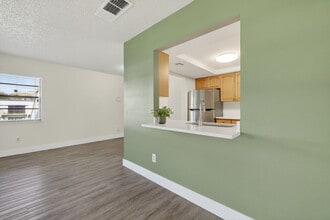 2513 S 17th St, Unit 206 in Fort Pierce, FL - Foto de edificio - Building Photo