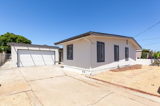 2502 Cowley Way in San Diego, CA - Building Photo - Building Photo