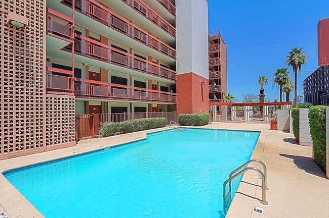 Ambassador West Apartments in Phoenix, AZ - Foto de edificio - Building Photo