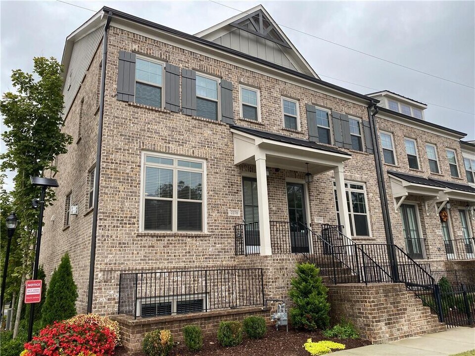 2270 Mclean Chase in Smyrna, GA - Building Photo