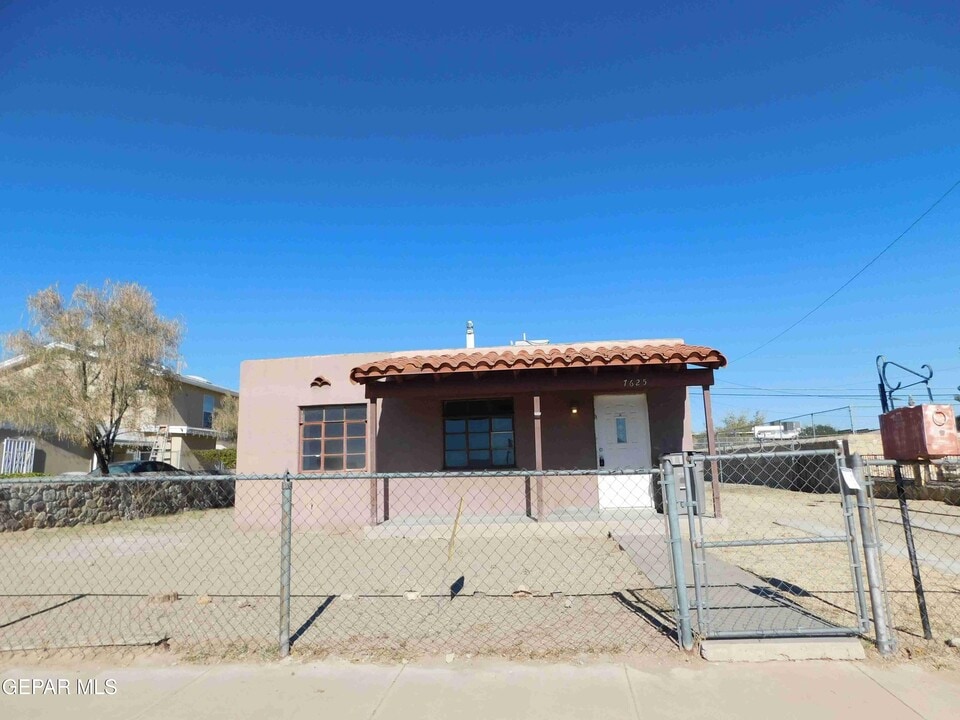 7625 Hacienda Ave in El Paso, TX - Building Photo