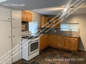 2763 Parklawn Dr in Brighton, MI - Foto de edificio - Building Photo