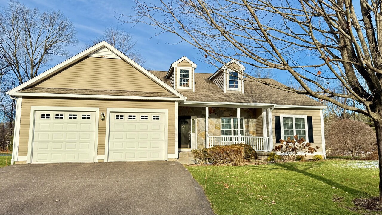 66 Bailey Cir in South Windsor, CT - Building Photo