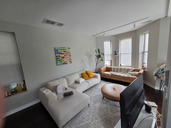 2037 N Damen Ave in Chicago, IL - Building Photo - Building Photo