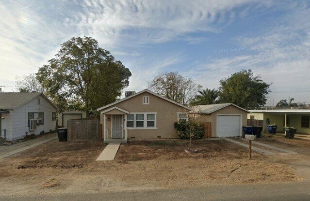719 E Ivy St in Hanford, CA - Building Photo