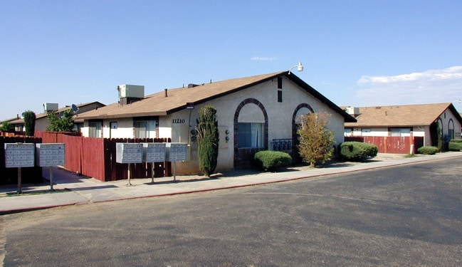 Casa Meadows Apartments in Adelanto, CA - Foto de edificio - Building Photo