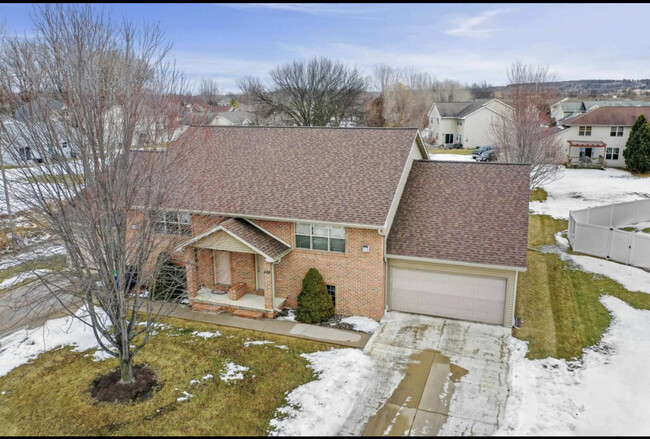 104 E River Dr in De Pere, WI - Foto de edificio - Building Photo