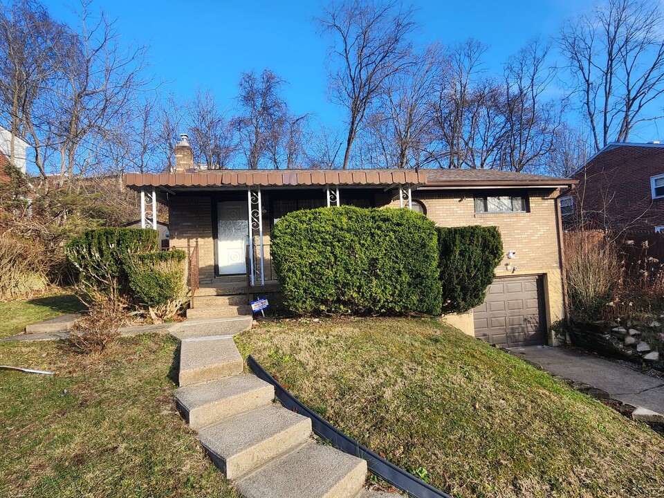 143 S Joslyn Dr in Pittsburgh, PA - Building Photo