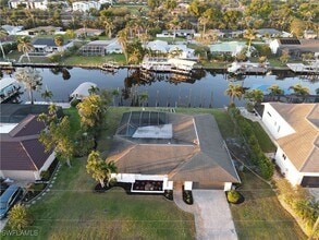 1041 N Waterway Dr in Ft. Myers, FL - Foto de edificio - Building Photo