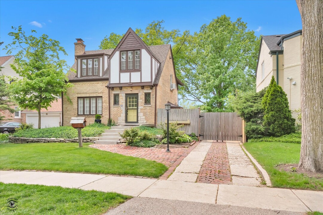 920 Juniper Rd in Glenview, IL - Building Photo
