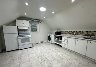 253 Sinclair Ave in Oshawa, ON - Building Photo - Building Photo