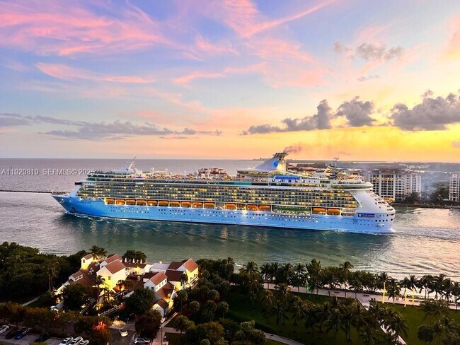 400 South Pointe Dr in Miami Beach, FL - Building Photo - Building Photo