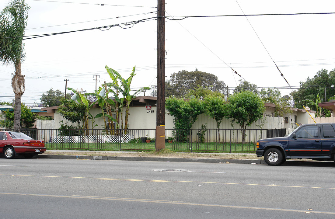 2518 Mcfadden Ave in Santa Ana, CA - Building Photo