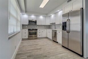 625 Oaks Dr in Pompano Beach, FL - Building Photo