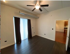 3125 W Fullerton Ave, Unit 412 in Chicago, IL - Foto de edificio - Building Photo