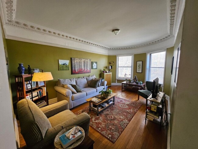 property at 817 W Belle Plaine Ave