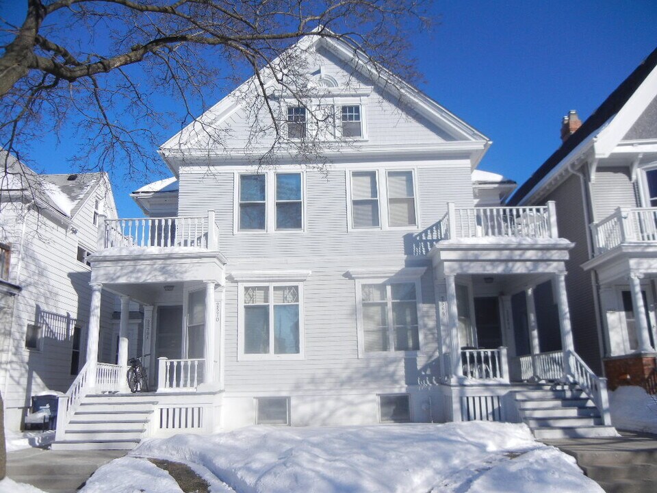 2568 N Cramer St in Milwaukee, WI - Foto de edificio