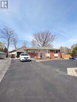 1339 Pinegrove Rd in Oakville, ON - Building Photo