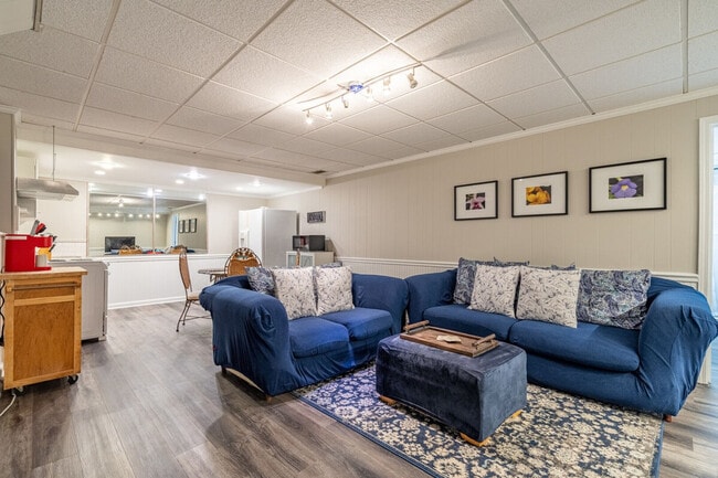 4825 Caboose Ln NW
