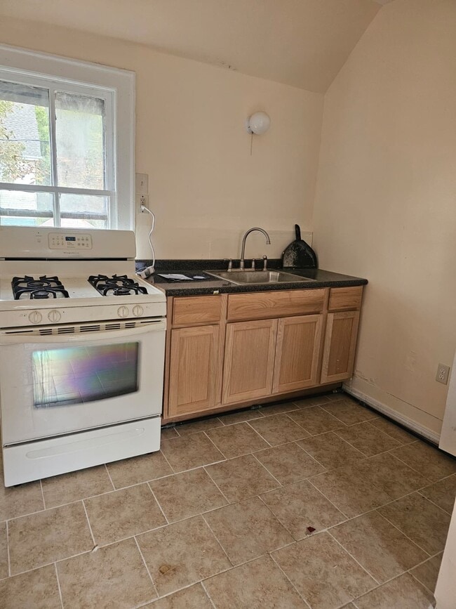 291 E North St, Unit 3 beds 1 bath upstairs