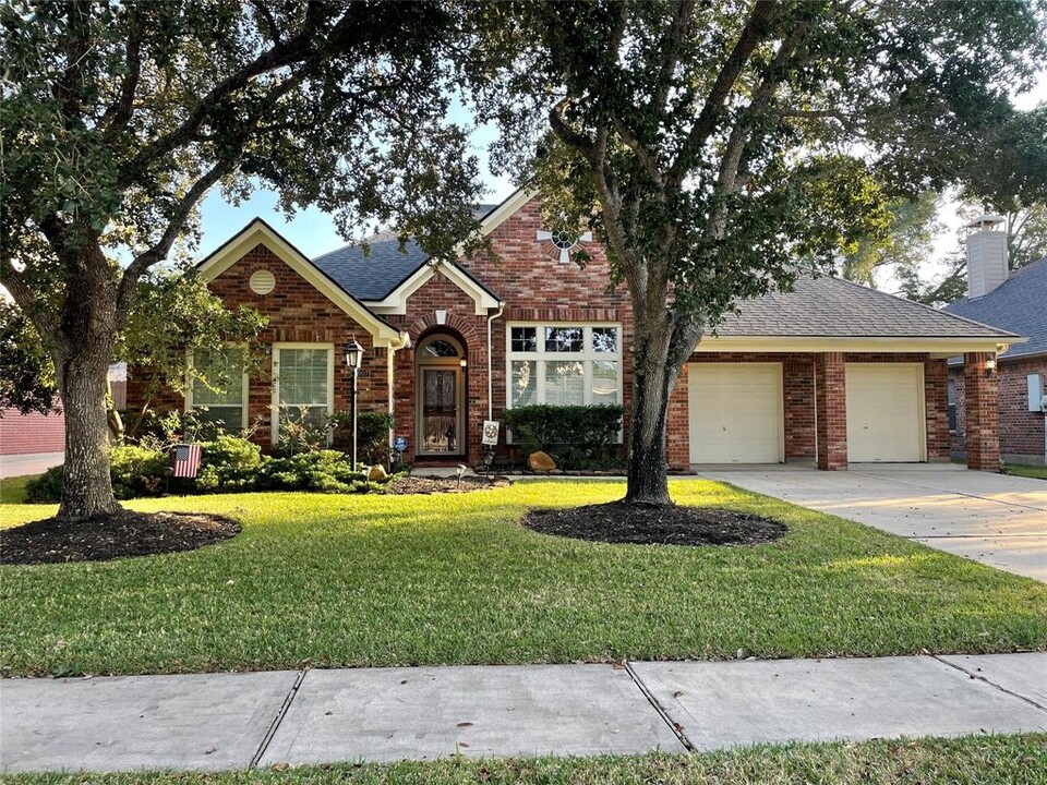 1907 Lake Arrowhead Dr in Richmond, TX - Foto de edificio